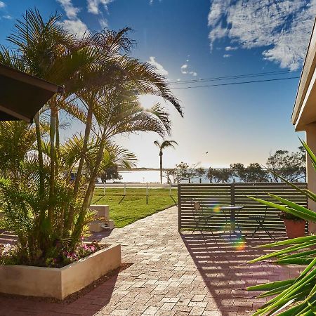 Api Pelican Beach Front Apartments كالباري المظهر الخارجي الصورة