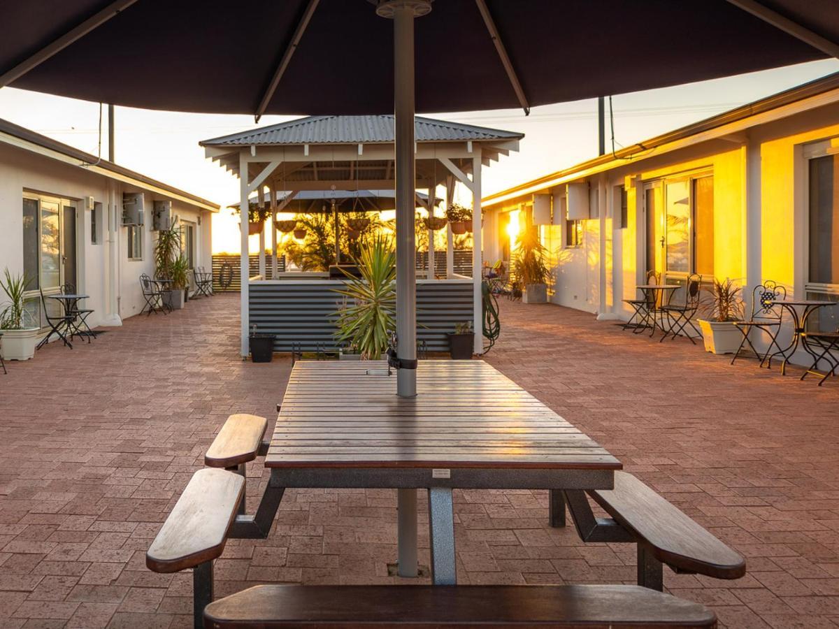 Api Pelican Beach Front Apartments كالباري المظهر الخارجي الصورة