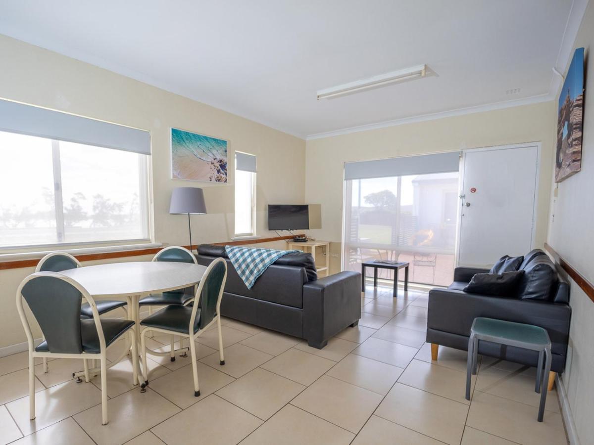 Api Pelican Beach Front Apartments كالباري المظهر الخارجي الصورة