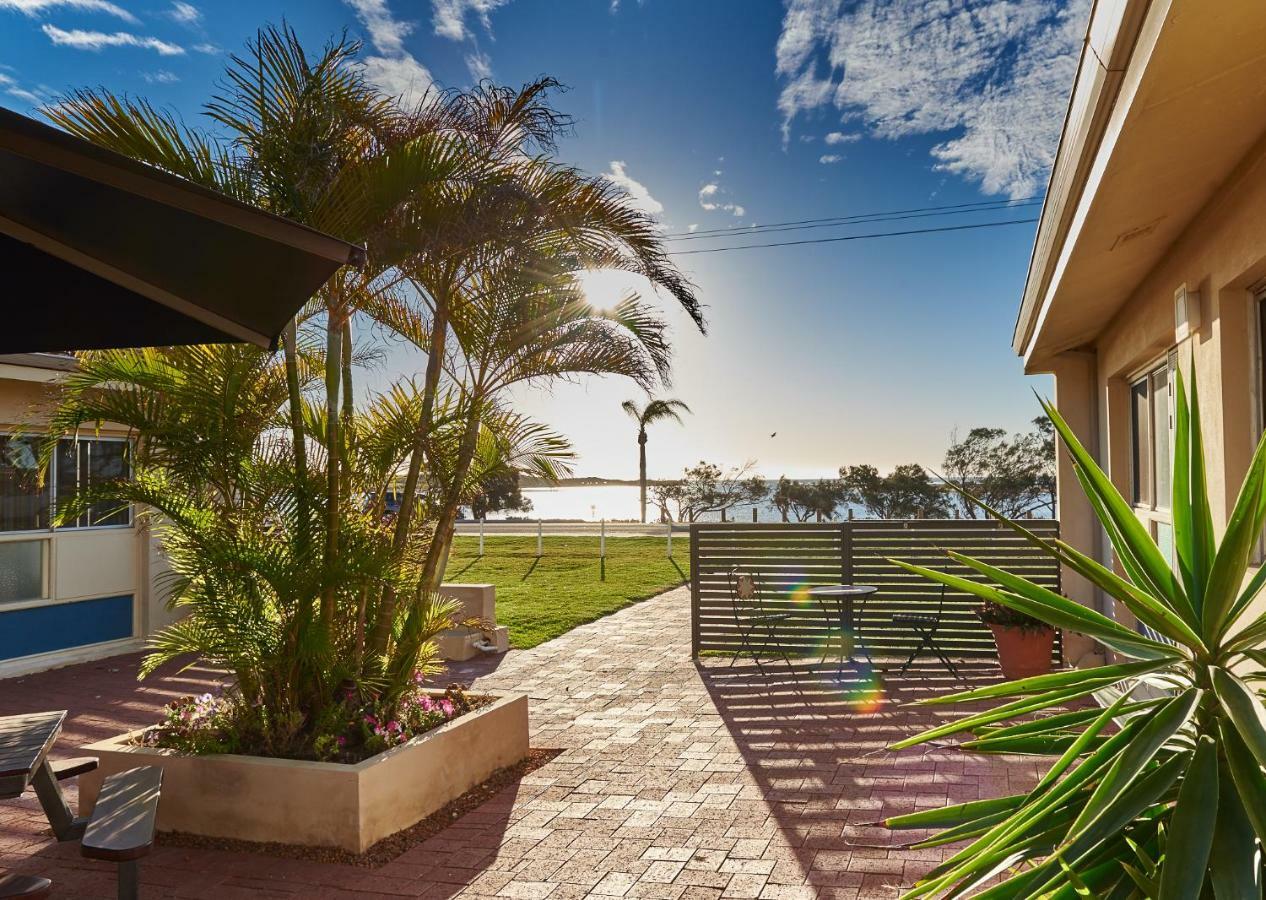 Api Pelican Beach Front Apartments كالباري المظهر الخارجي الصورة